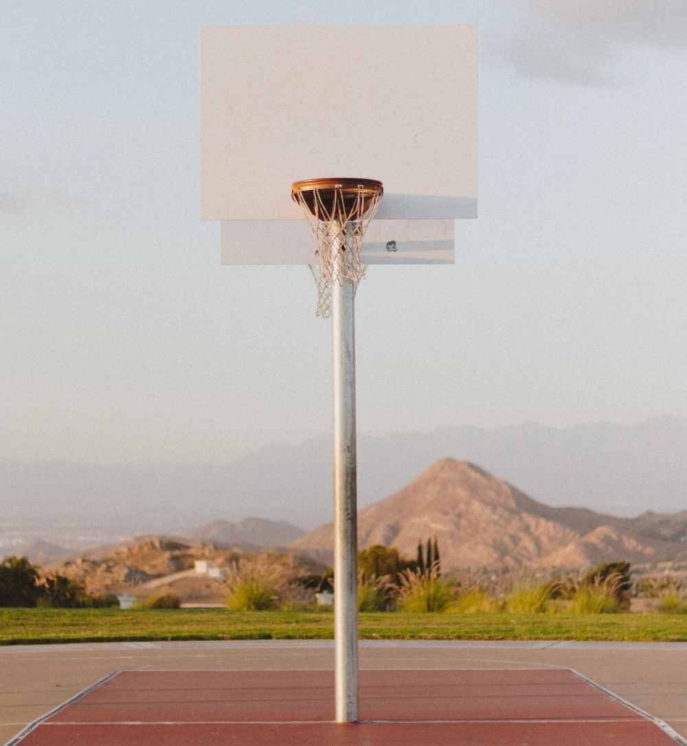 Photo d'un vieux panier de basket rouillé près de la mer
