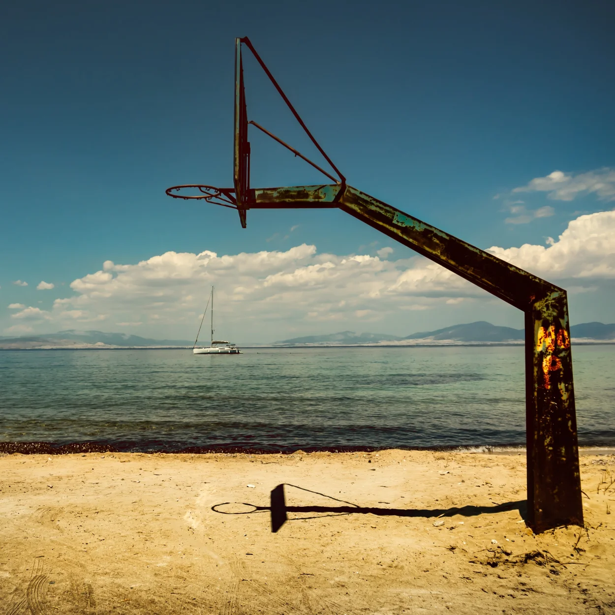 Photo d'un vieux panier de basket rouillé près de la mer