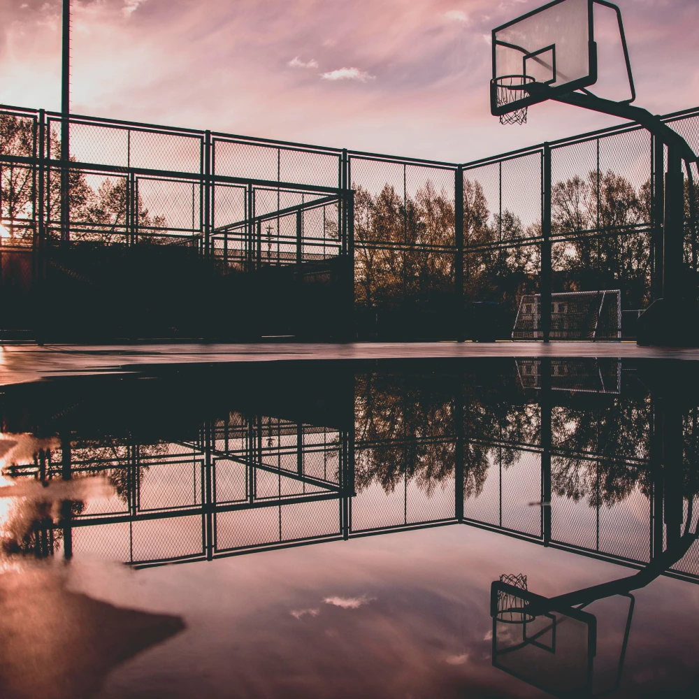 Photo d'un terrain de basket près d'une montagne